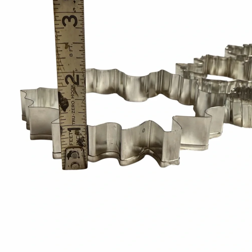 Williams Sonoma Maple Leaf Cookie Cutters Set of 5 in Tin